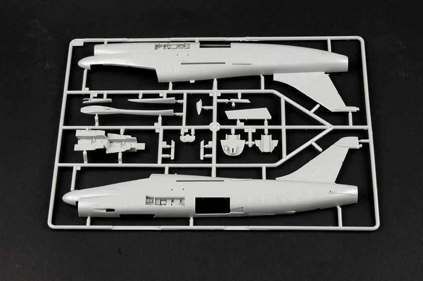 Збірна модель американського штурмовика A-7K Corsair II HB80347 фото