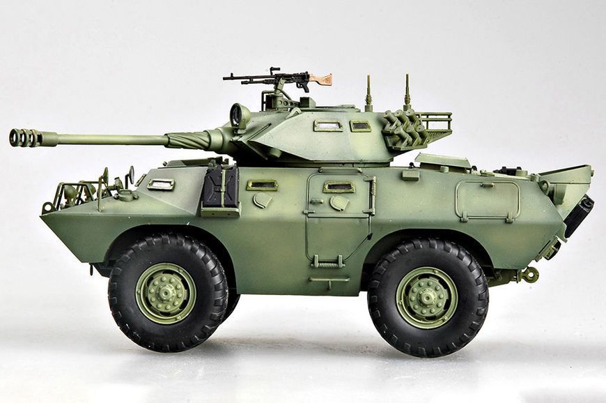 Збірна модель LAV-150 Commando AFV w/Cockerill 90mm Gun HB82422 фото