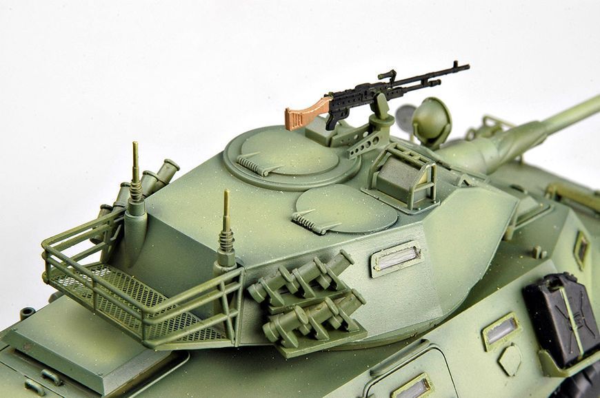 Збірна модель LAV-150 Commando AFV w/Cockerill 90mm Gun HB82422 фото