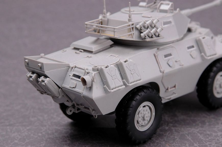 Збірна модель LAV-150 Commando AFV w/Cockerill 90mm Gun HB82422 фото