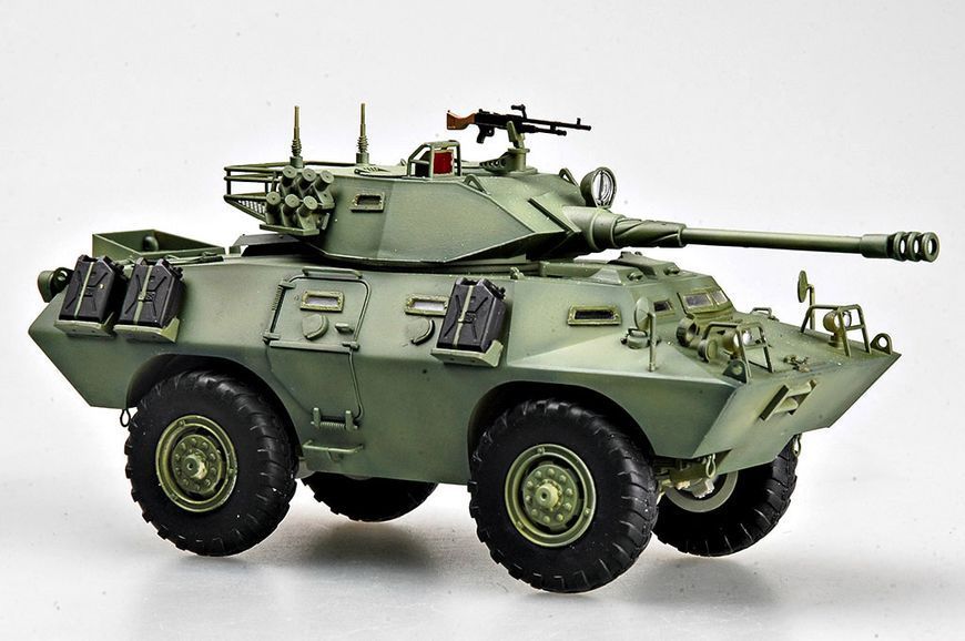 Збірна модель LAV-150 Commando AFV w/Cockerill 90mm Gun HB82422 фото
