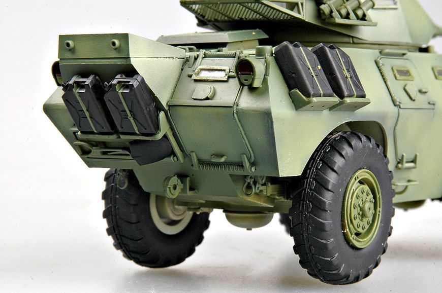 Збірна модель LAV-150 Commando AFV w/Cockerill 90mm Gun HB82422 фото
