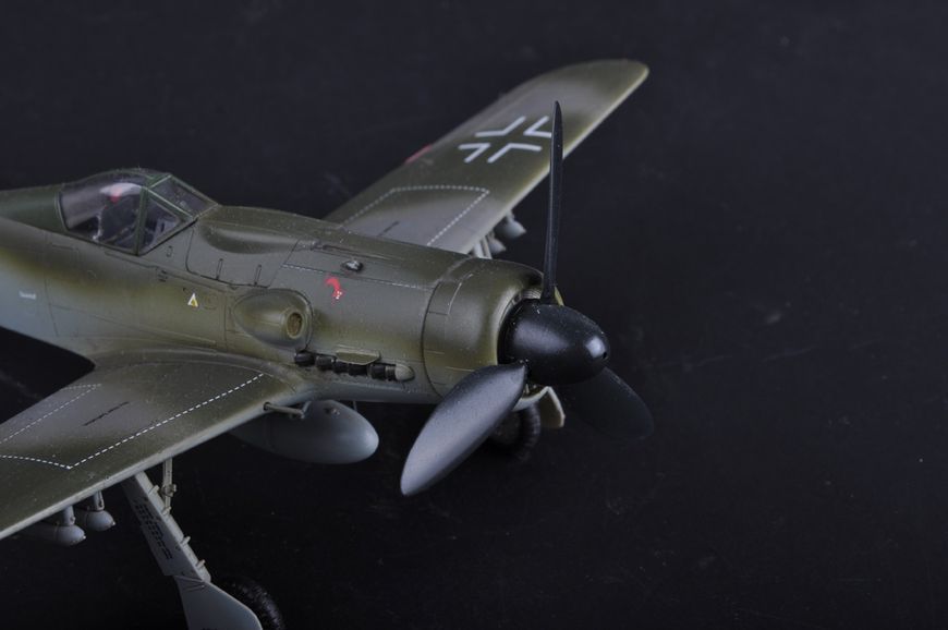 Збірна модель німецького винищувача Focke-Wulf FW190D-9 HB81716 фото
