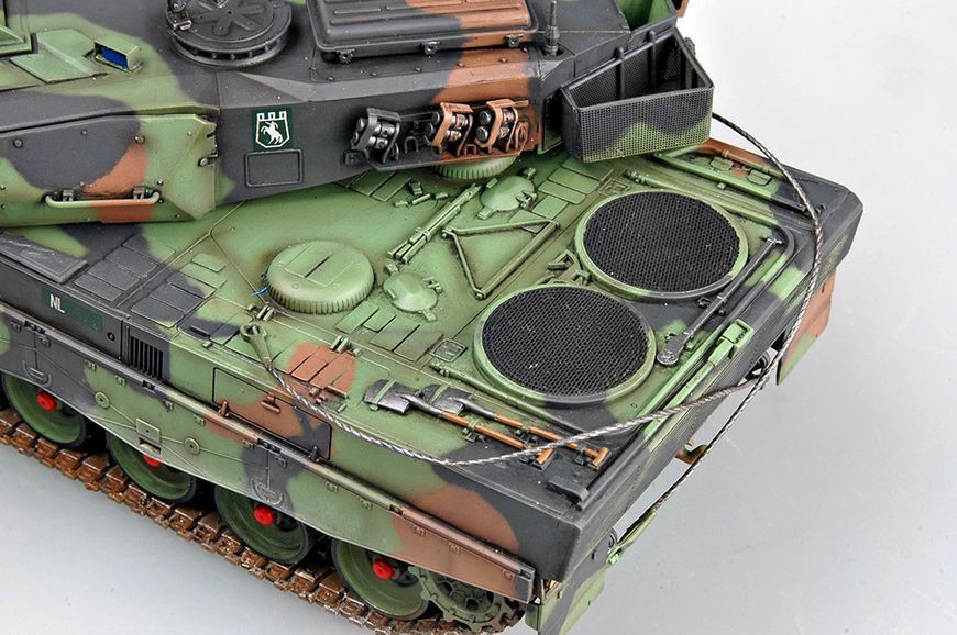 Збірна модель танка Leopard 2 A5/A6NL HB82423 фото