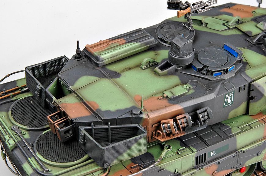 Збірна модель танка Leopard 2 A5/A6NL HB82423 фото