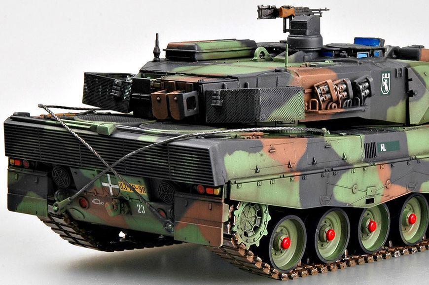 Збірна модель танка Leopard 2 A5/A6NL HB82423 фото