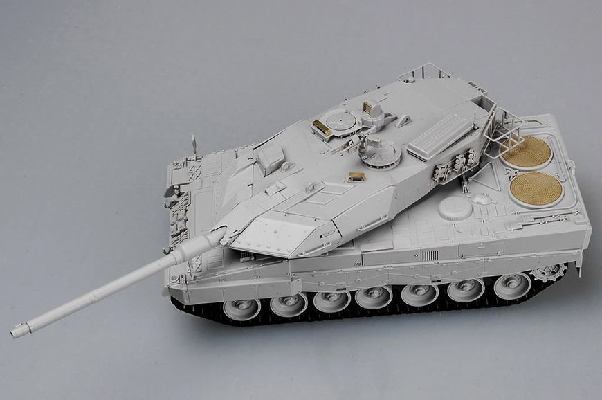 Збірна модель танка Leopard 2 A5/A6NL HB82423 фото