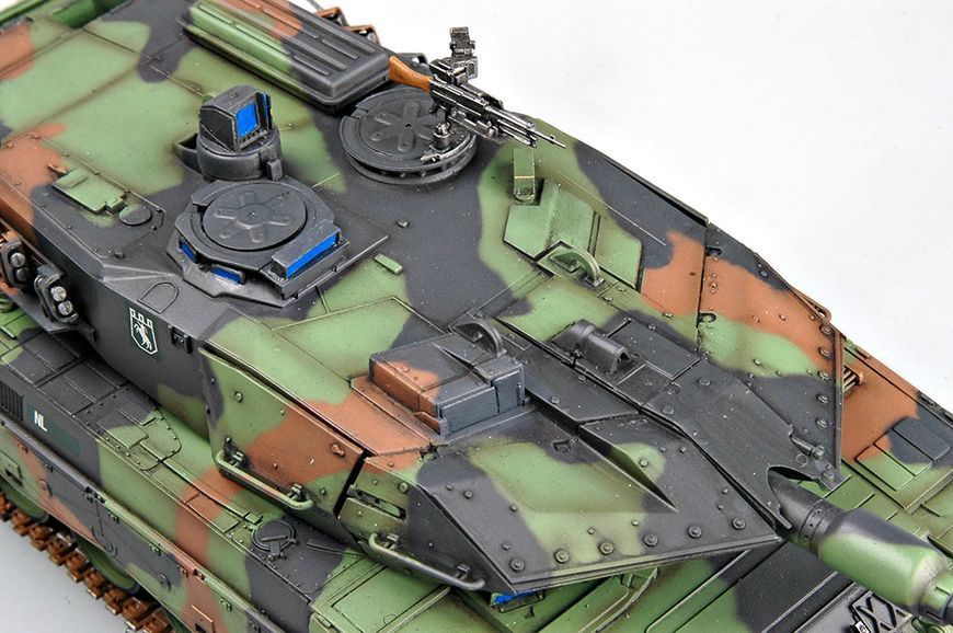 Збірна модель танка Leopard 2 A5/A6NL HB82423 фото