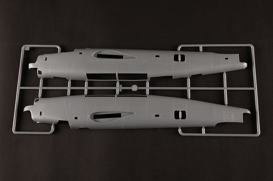 Збірна модель 1/48 Американський бомбардувальник B-24J &laquo;Ліберейтор&raquo; ХоббіБос 81774 HB81774 фото