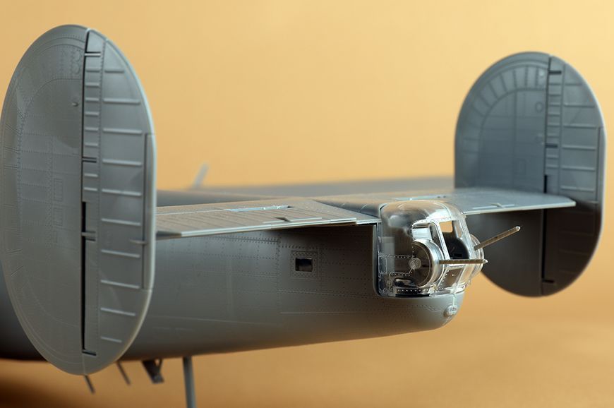 Збірна модель 1/48 Американський бомбардувальник B-24J &laquo;Ліберейтор&raquo; ХоббіБос 81774 HB81774 фото