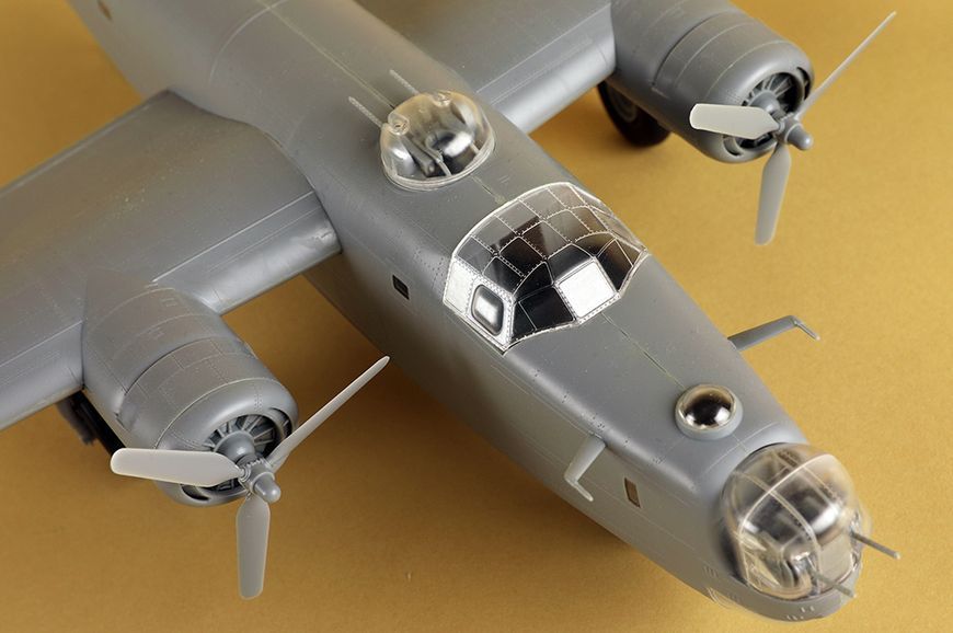 Збірна модель 1/48 Американський бомбардувальник B-24J &laquo;Ліберейтор&raquo; ХоббіБос 81774 HB81774 фото