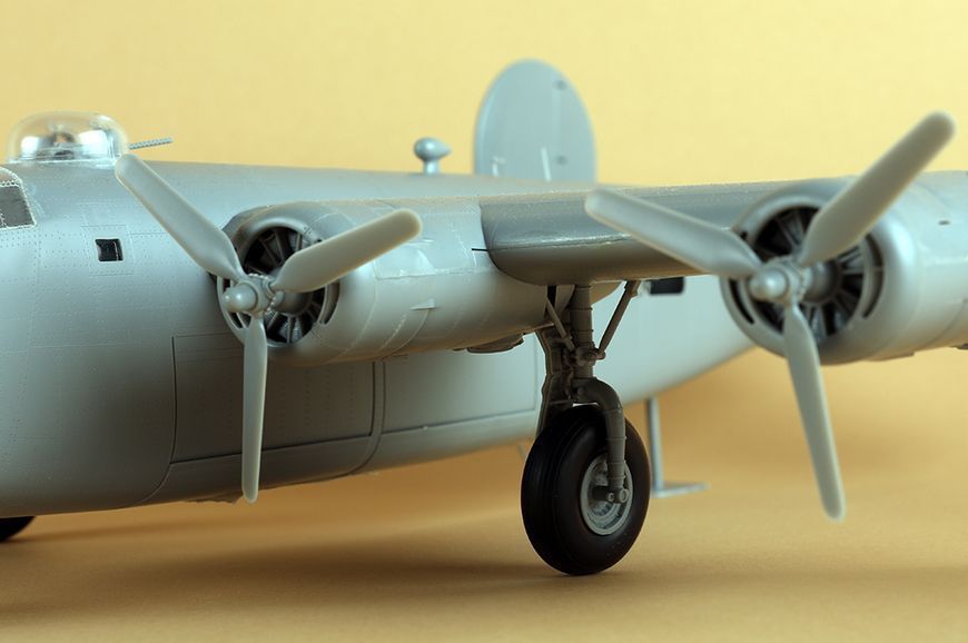 Збірна модель 1/48 Американський бомбардувальник B-24J &laquo;Ліберейтор&raquo; ХоббіБос 81774 HB81774 фото