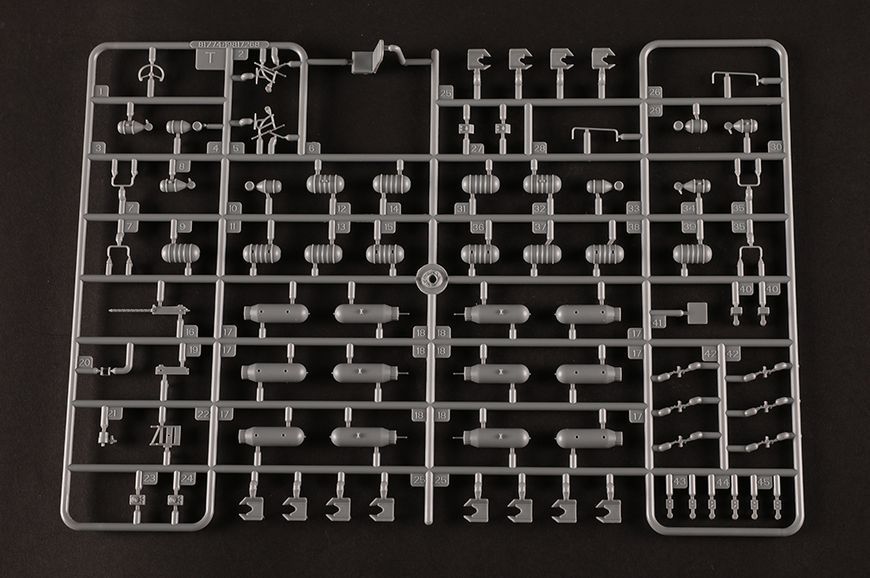 Збірна модель 1/48 Американський бомбардувальник B-24J &laquo;Ліберейтор&raquo; ХоббіБос 81774 HB81774 фото