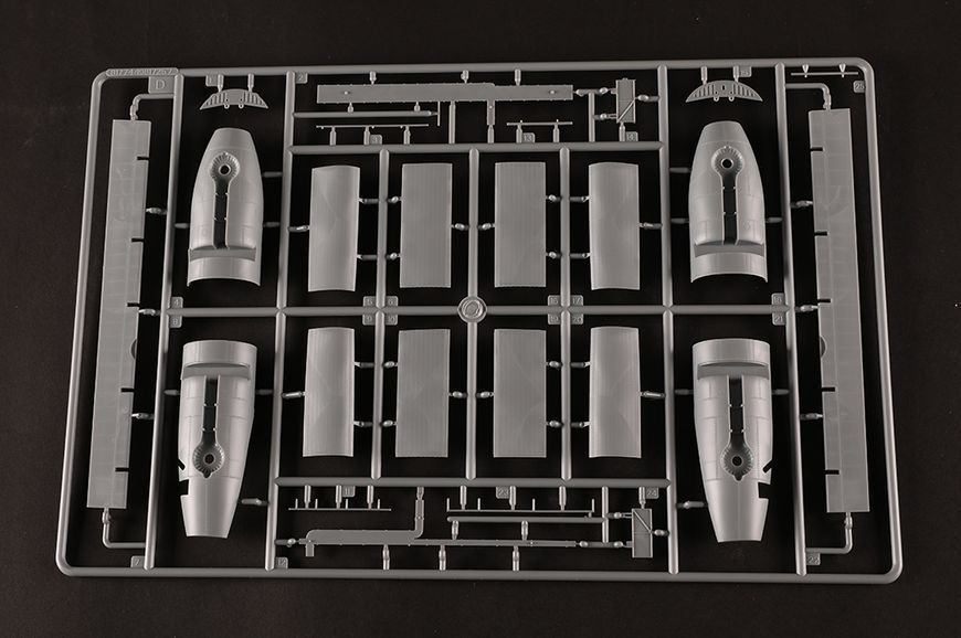 Збірна модель 1/48 Американський бомбардувальник B-24J &laquo;Ліберейтор&raquo; ХоббіБос 81774 HB81774 фото