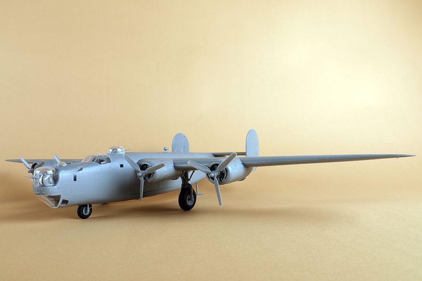 Збірна модель 1/48 Американський бомбардувальник B-24J &laquo;Ліберейтор&raquo; ХоббіБос 81774 HB81774 фото
