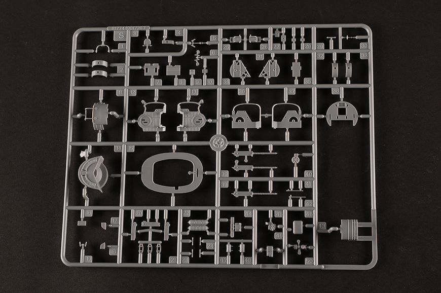 Збірна модель 1/48 Американський бомбардувальник B-24J &laquo;Ліберейтор&raquo; ХоббіБос 81774 HB81774 фото