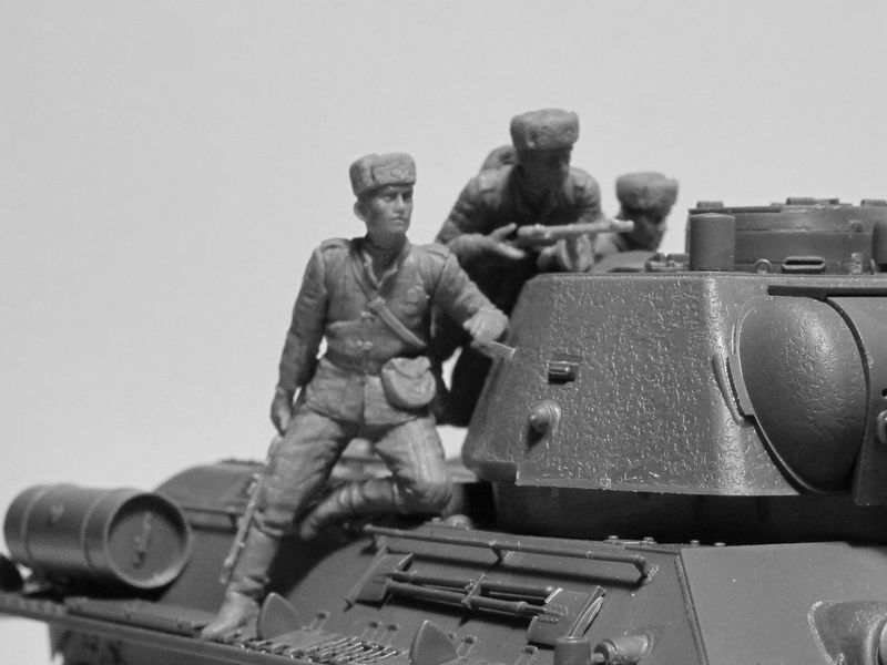 Танк T-34-76 із радянським танковим десантом ICM35368 фото