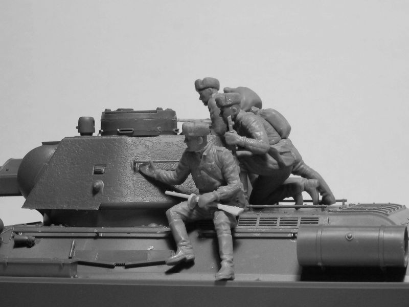 Танк T-34-76 із радянським танковим десантом ICM35368 фото