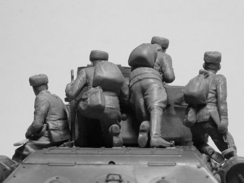 Танк T-34-76 із радянським танковим десантом ICM35368 фото