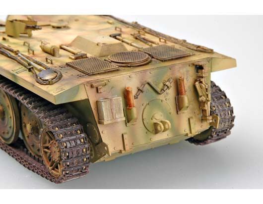 Збірна модель німецького розвідувального танку E-10 tank TR00385 фото