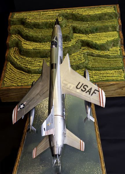 Збірна модель літака US Republic F-105D Thunderchief TR02201 фото