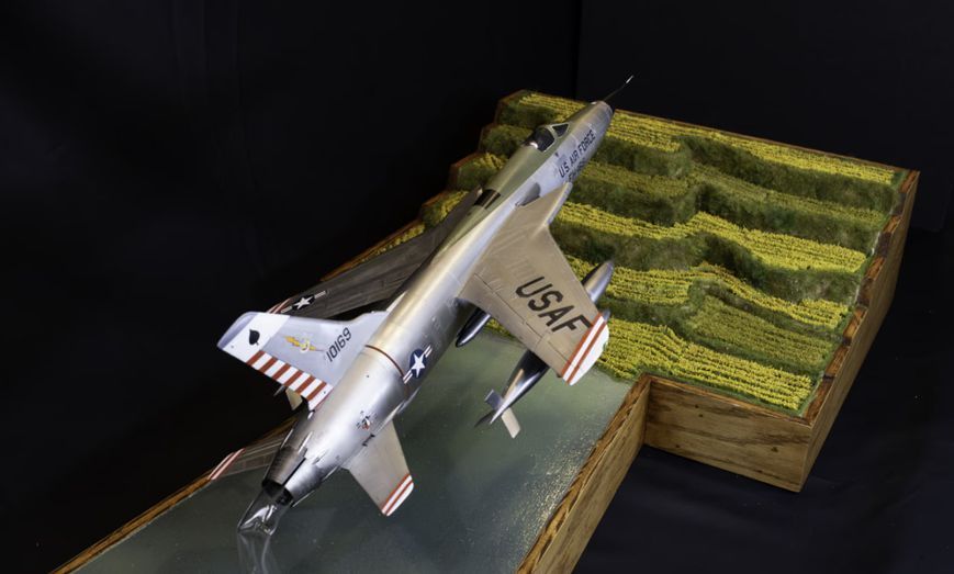 Збірна модель літака US Republic F-105D Thunderchief TR02201 фото