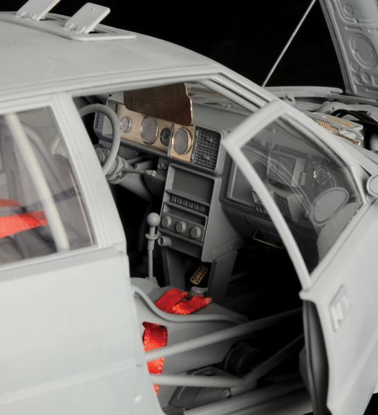 Збірна модель 1/12 Ралійний автомобіль Lancia Delta HF Integrale 16v Italeri IT4709 фото