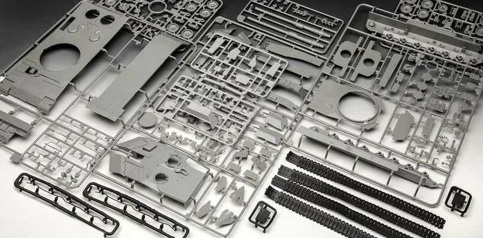 Подарунковий набір 1:35 танк Leopard 2A6MA2 "Ексклюзивне видання" Revell 05631 REV05631 фото