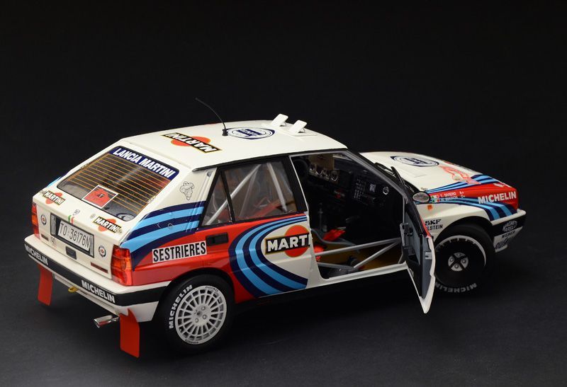 Збірна модель 1/12 Ралійний автомобіль Lancia Delta HF Integrale 16v Italeri IT4709 фото