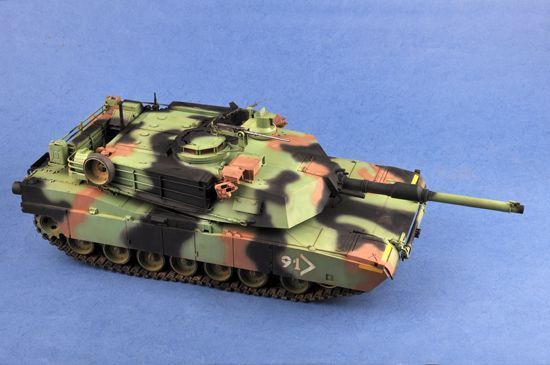 Збірна модель американського танка US M1A1 AIM MBT TR00926 фото