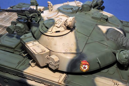 Збірна модель 1/16 Радянський танк T-72B Trumpeter 00924 TR00924 фото