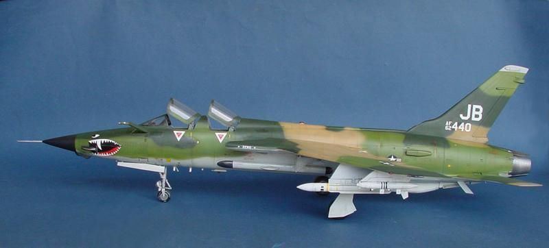 Збірна модель літака Republic F-105G Wild Weasel TR02202 фото