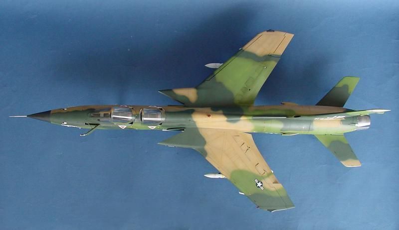 Збірна модель літака Republic F-105G Wild Weasel TR02202 фото