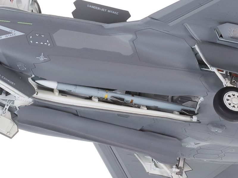 Збірна модель літака F-35B Lightning 2 TAM60793 фото
