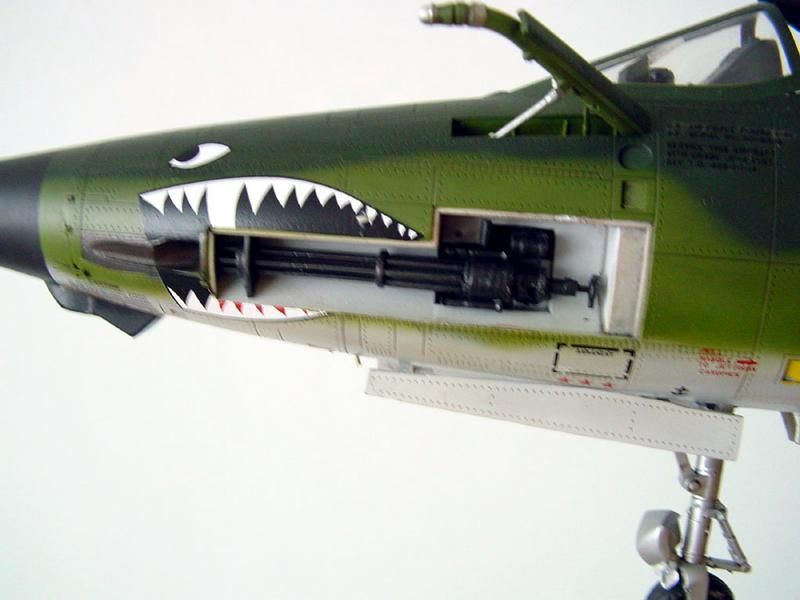 Збірна модель літака Republic F-105G Wild Weasel TR02202 фото
