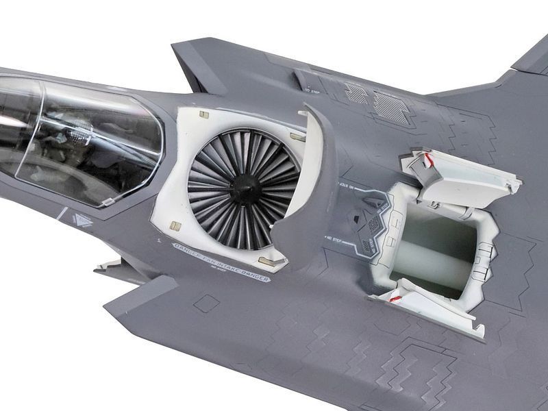 Збірна модель літака F-35B Lightning 2 TAM60793 фото