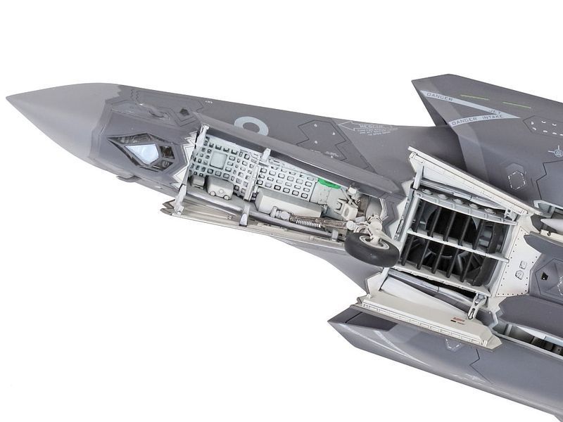 Збірна модель літака F-35B Lightning 2 TAM60793 фото