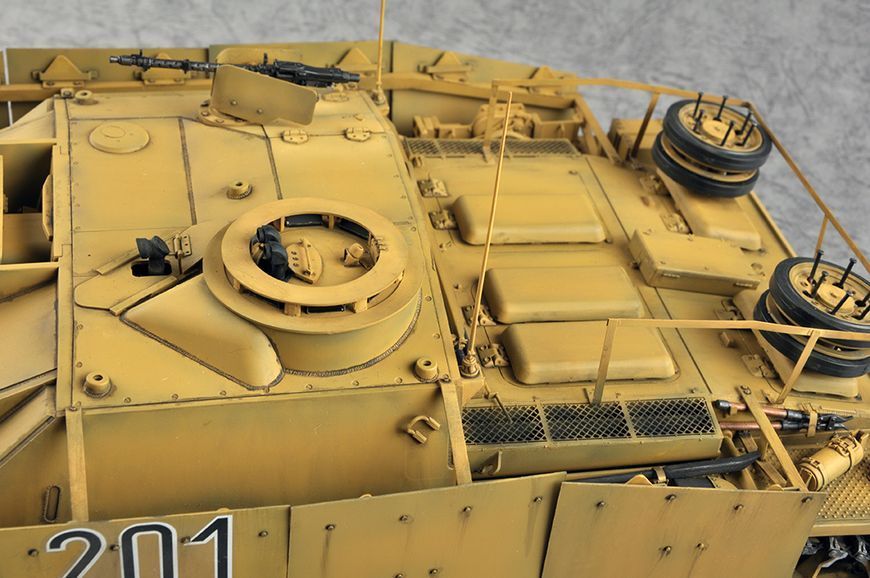 Збірна модель німецького танка StuG.III Ausf.G Пізнє виробництво (2в1) TR00947 фото