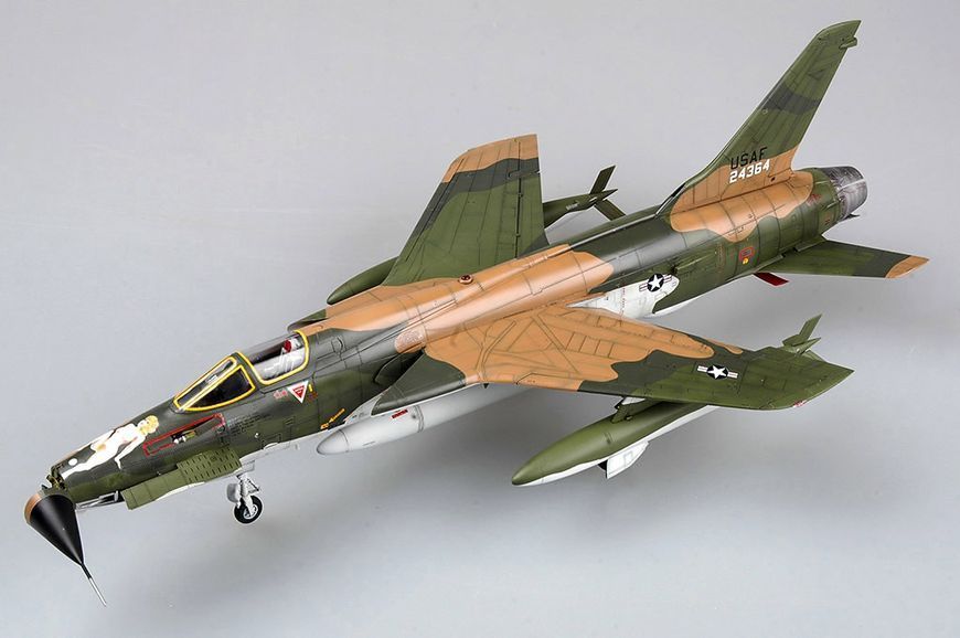 Збірна модель американського винищувача F-105D Thunderchief HB80332 фото