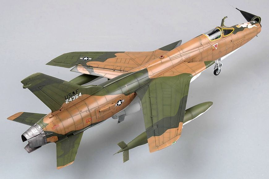 Збірна модель американського винищувача F-105D Thunderchief HB80332 фото