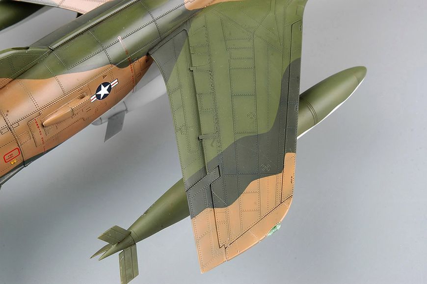 Збірна модель американського винищувача F-105D Thunderchief HB80332 фото