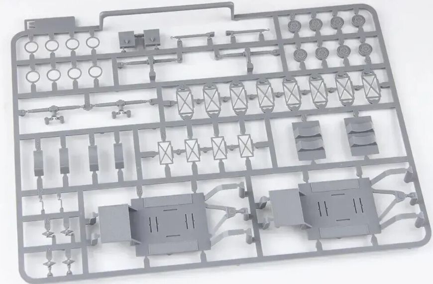 Збірна модель 1/72 Суборбітальний бомбардувальник-космоліт S&auml;nger-Bredt Silbervogel з комплектом отр TK5018 фото