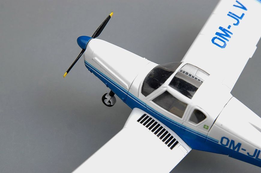 Збірна модель навчально-тренувального літака чехословаччини ZLIN Z-42M HB80231 фото