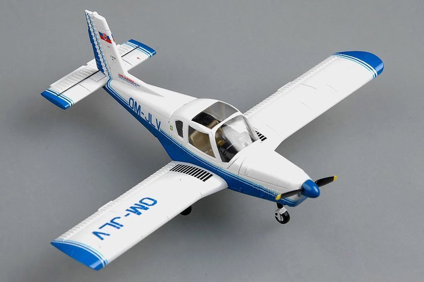 Збірна модель навчально-тренувального літака чехословаччини ZLIN Z-42M HB80231 фото