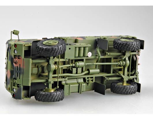 Збірна модель стандартного вантажного автомобіля M1078 Light Medium Tactical Vehicle (LMTV) TR01004 фото