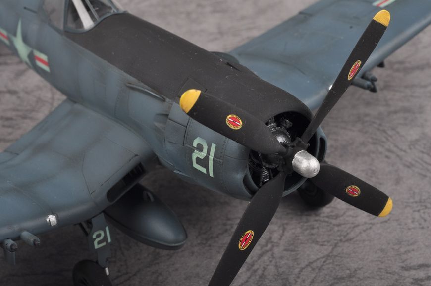 Збірна модель американського винищувача F4U-5N Corsair early version HB80390 фото