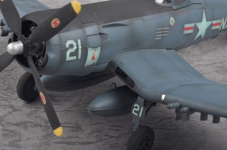 Збірна модель американського винищувача F4U-5N Corsair early version HB80390 фото