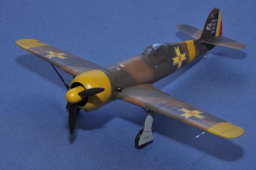 Збірна модель румунського винищувача IAR-80 HB81757 фото
